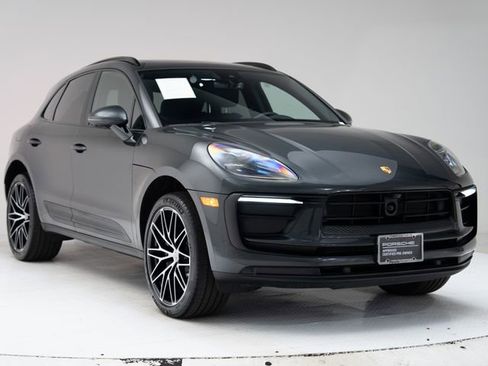 Certified 2025 Porsche Macan AWD/4WD image 3