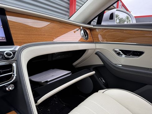 Used 2023 Bentley Flying Spur Plug-In Hybrid image 21