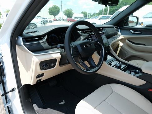 New 2025 Jeep Grand Cherokee Limited w/ Luxury Tech Group II AWD/4WD image 4