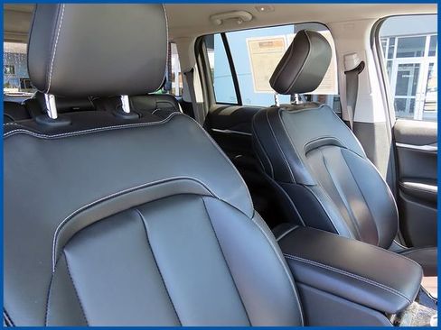 Used 2023 Jeep Grand Cherokee Limited w/ Black Appearance Package AWD/4WD image 9