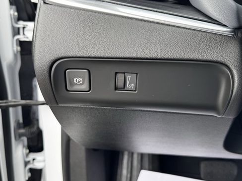 Used 2023 Buick Enclave Essence image 19