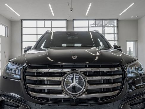 Used 2025 Mercedes-Benz GLS 450 4MATIC w/ AMG Line Exterior image 23