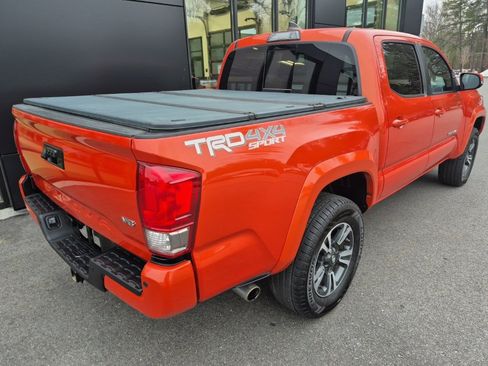 Used 2017 Toyota Tacoma TRD Sport image 6