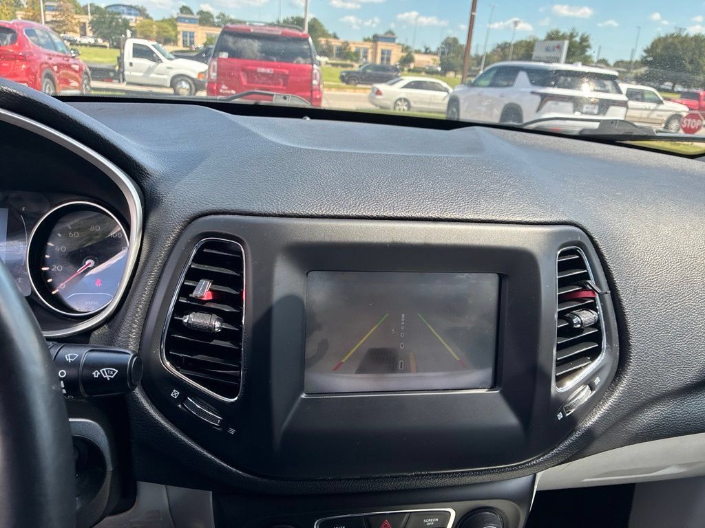 Used 2019 Jeep Compass Latitude FWD image 28