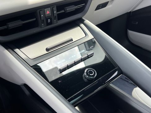 Used 2025 Porsche Macan Electric w/ Premium Package RWD image 17