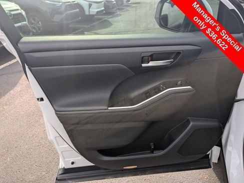 Used 2023 Toyota Highlander XLE image 16