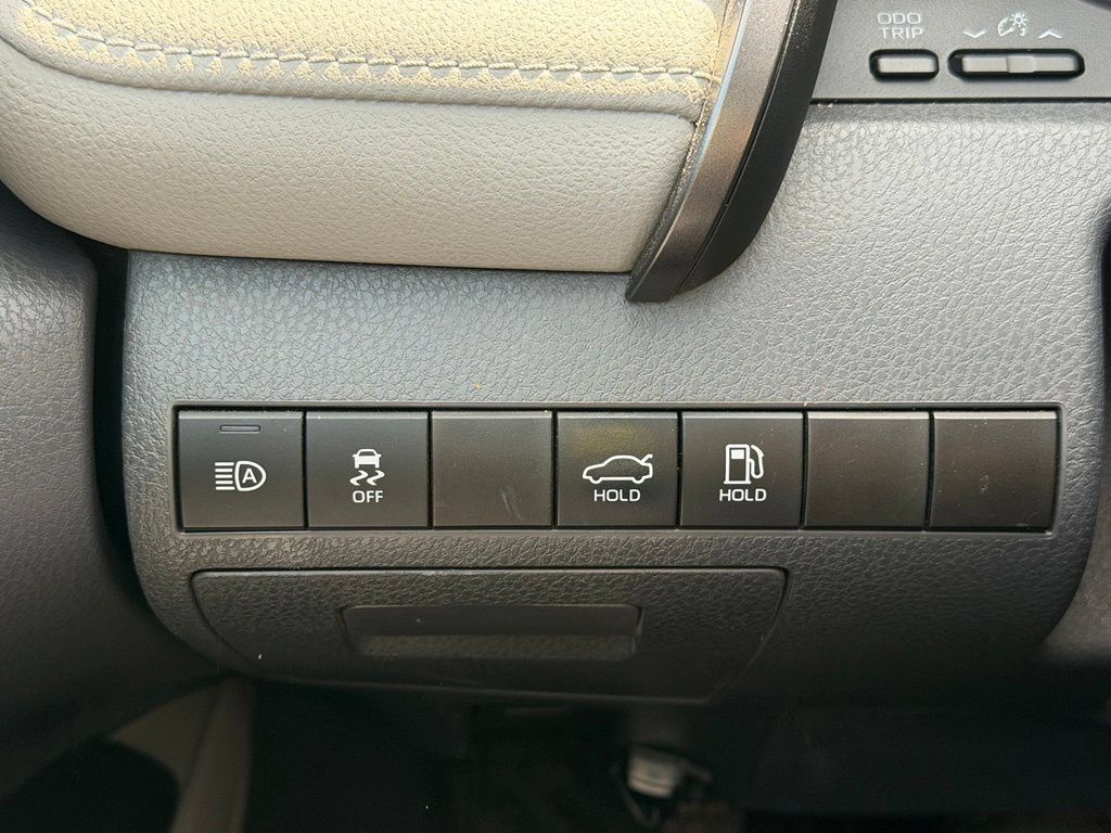 Used 2021 Toyota Camry LE FWD image 11