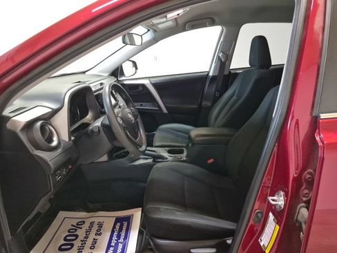Used 2018 Toyota RAV4 LE FWD image 12