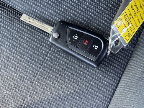 Used 2022 Toyota RAV4 LE FWD image 34