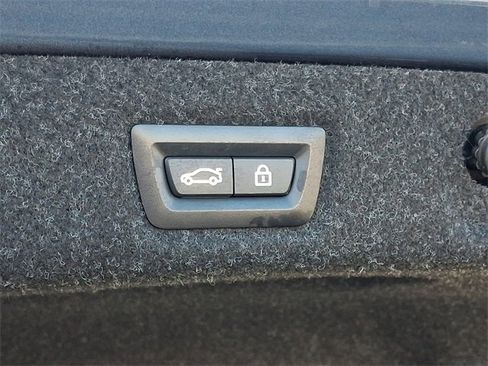 Used 2023 BMW 530e xDrive w/ Premium Package image 33