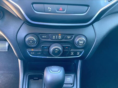 Used 2019 Jeep Cherokee Latitude Plus image 33