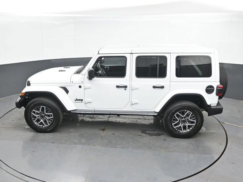 Used 2025 Jeep Wrangler Unlimited Sahara AWD/4WD image 36
