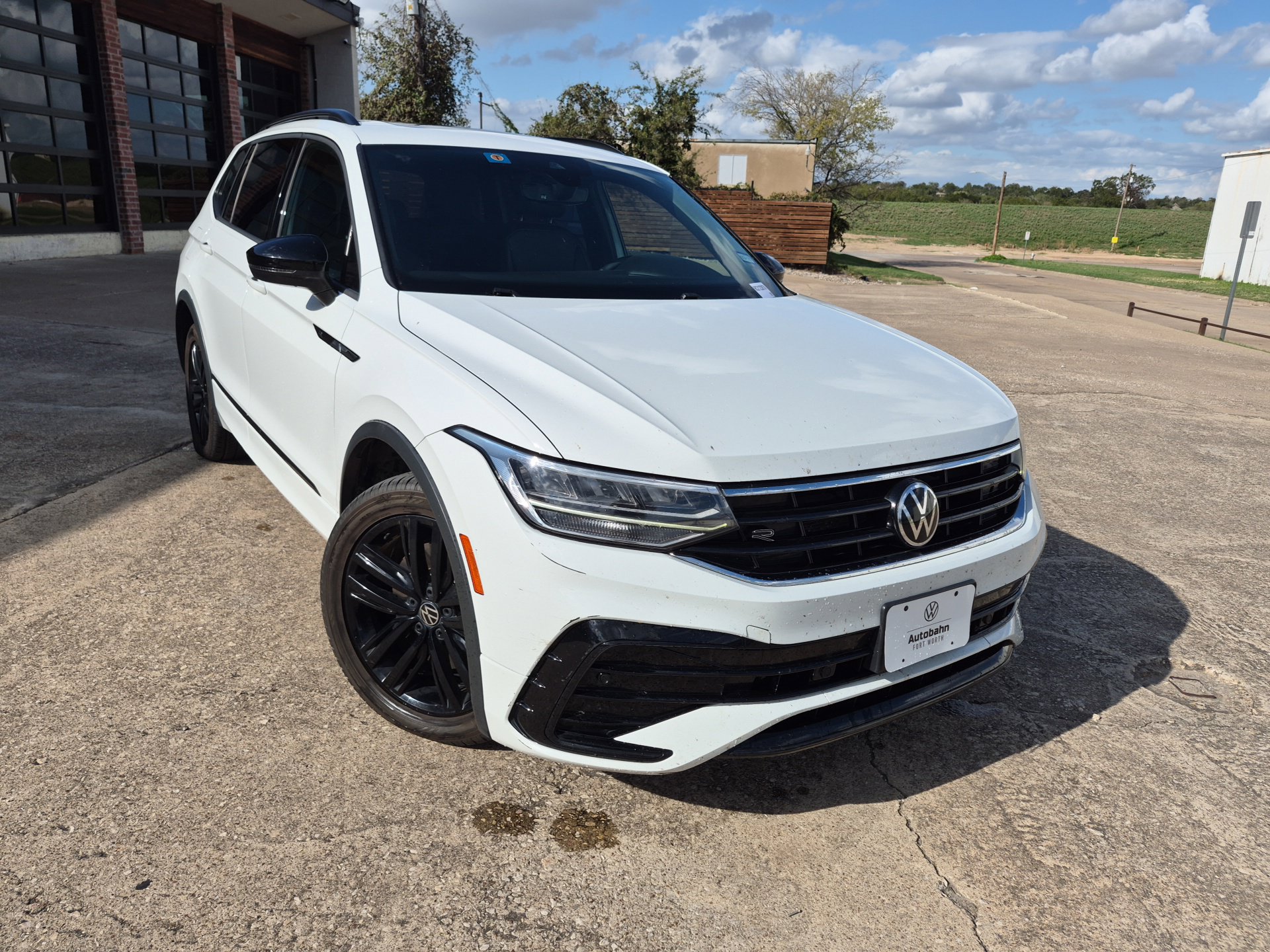 Used 2022 Volkswagen Tiguan SE R-Line FWD image 3