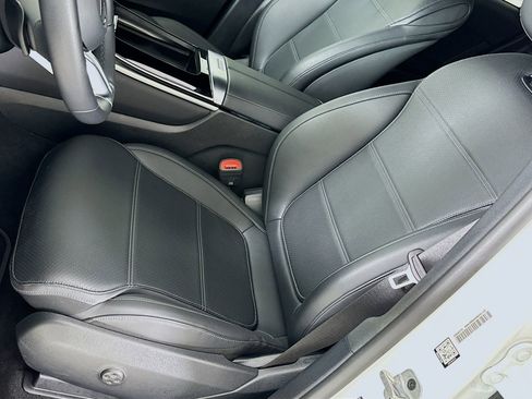 Used 2025 Mercedes-Benz GLC 300 image 19