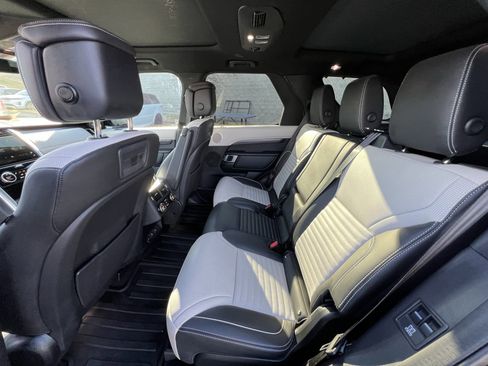 Certified 2024 Land Rover Discovery Metropolitan Edition image 33