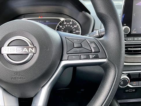 Used 2025 Nissan Altima 2.5 SV FWD image 25