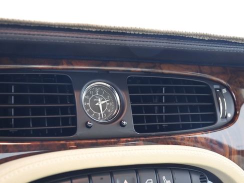 Used 2009 Jaguar XJ8 image 46