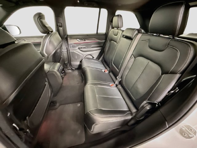 Used 2024 Jeep Grand Cherokee Overland w/ Luxury Tech Group IV AWD/4WD image 25