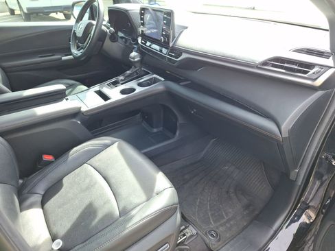 Used 2024 Toyota Sienna XLE Woodland Edition image 32