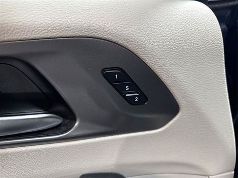 Used 2023 Chrysler Pacifica Touring-L w/ Uconnect Theater Family Group FWD image 21