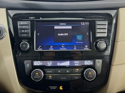 Used 2018 Nissan Rogue SV image 19