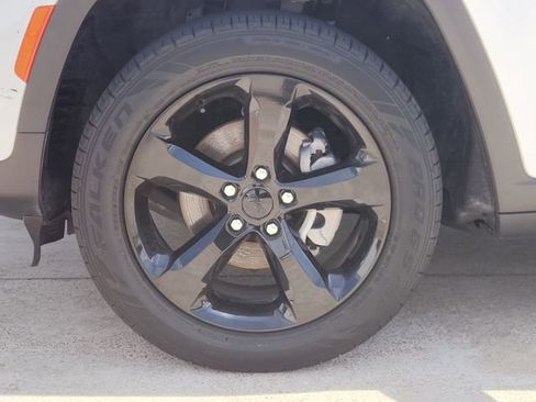 Used 2023 Jeep Grand Cherokee Altitude RWD image 10