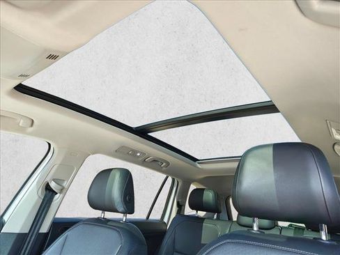 Used 2019 Volkswagen Tiguan SE w/ Panoramic Sunroof Package AWD/4WD image 16