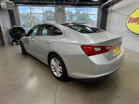 Used 2017 Chevrolet Malibu LT FWD image 3