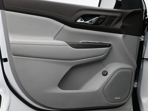 Used 2021 GMC Acadia SLT w/ Premium Package image 9