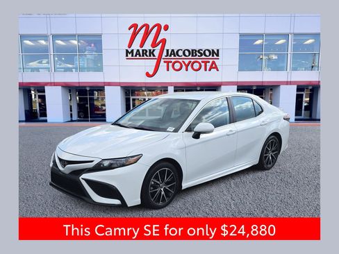 Used 2024 Toyota Camry SE FWD image 1