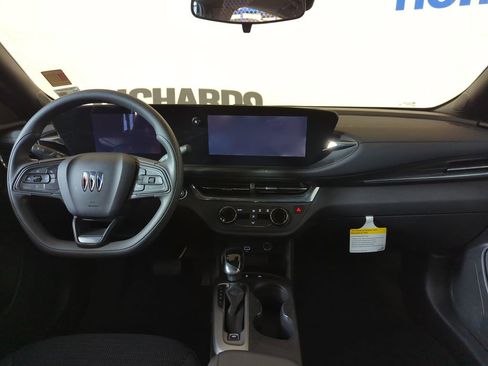 Used 2025 Buick Envista Preferred image 10