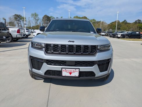 New 2026 Jeep Grand Cherokee Altitude RWD image 2