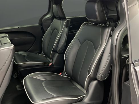 Used 2023 Chrysler Pacifica Limited w/ Uconnect Theater Family Group FWD image 23