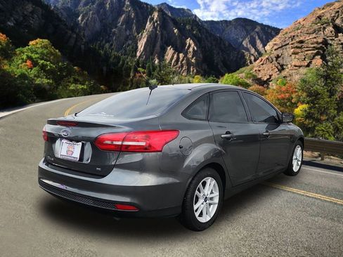 Used 2018 Ford Focus SE image 3