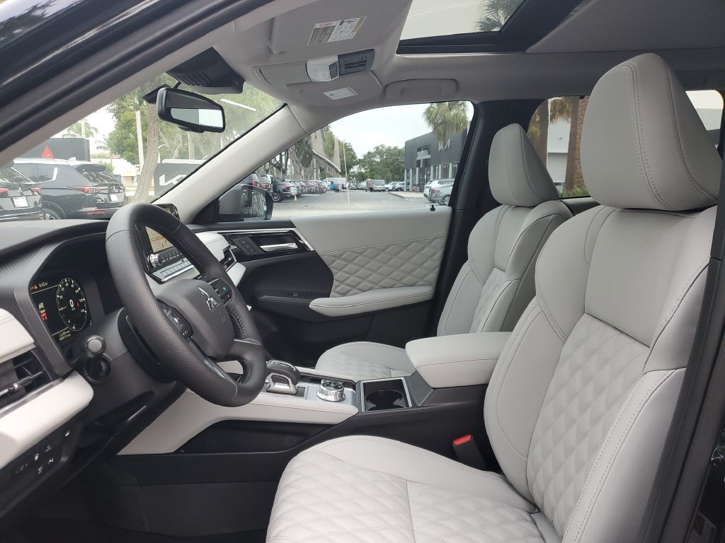 Used 2025 Mitsubishi Outlander SEL AWD/4WD image 15