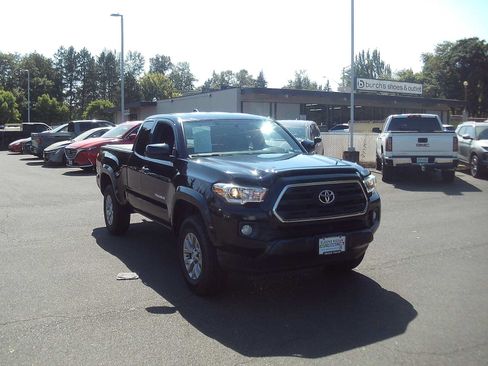 Used 2017 Toyota Tacoma SR5 w/ Tow Package AWD/4WD image 7