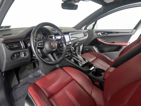 Certified 2024 Porsche Macan AWD/4WD image 16