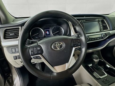 Used 2018 Toyota Highlander XLE FWD image 12