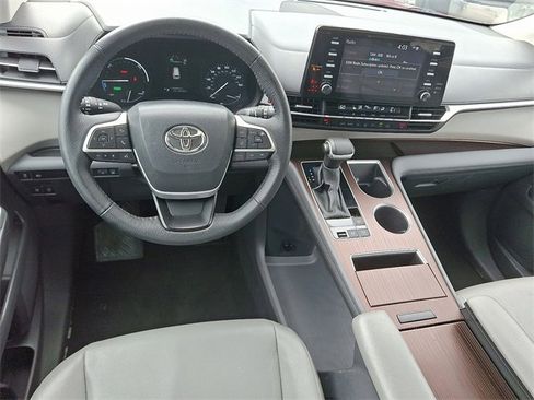 Used 2023 Toyota Sienna XLE image 10