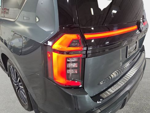 Used 2025 Nissan Armada Platinum Reserve AWD/4WD image 32