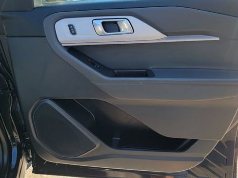 Used 2025 Ford Explorer Active w/ Active Comfort Package image 30