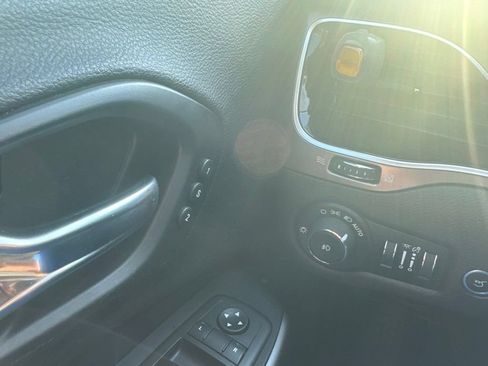 Used 2019 Jeep Cherokee Limited AWD/4WD image 12