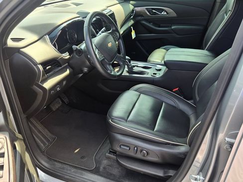 Used 2023 Chevrolet Traverse Premier FWD image 5