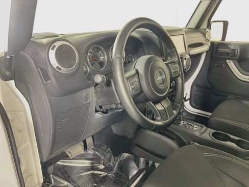 Used 2015 Jeep Wrangler Sahara AWD/4WD image 9