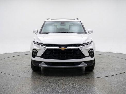 Used 2025 Chevrolet Blazer LT FWD image 2