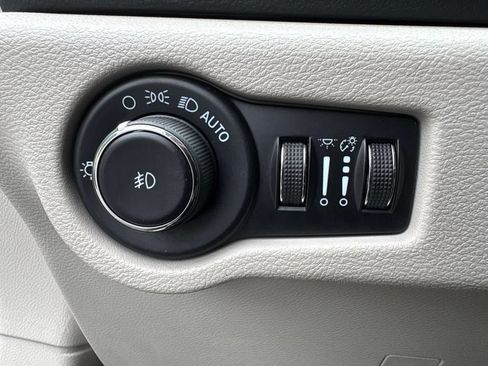 Used 2023 Chrysler Pacifica Touring-L FWD image 14