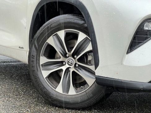 Used 2021 Toyota Highlander XLE image 2