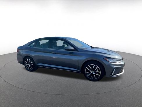 Used 2025 Volkswagen Jetta SE image 2