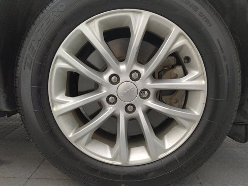Used 2019 Jeep Cherokee Latitude w/ Popular Appearance Group FWD image 30