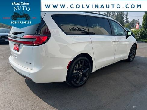 Used 2025 Chrysler Pacifica Limited FWD image 7